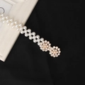 Elegante Perlen-Taillenkette mit goldenen Strasssteinen auf schwarzem Stoffhintergrund - Doppelblumen Strass Stil (8131)