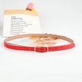 Fine ceinture rouge pour femme avec boucle ovale dorée sur support blanc épuré - 105cm / Rouge