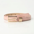 Elegante cinturón fino rosa pálido para mujer con textura de cuero y hebilla dorada - Rosa