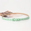 Sottile cintura da donna in pelle verde menta con fibbia quadrata in tinta coordinata - verde chiaro