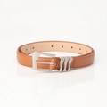 Ceinture fine en cuir marron pour femme avec boucle argentée mate et passants en métal ondulés - Chameau