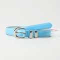 Fine ceinture en cuir verni bleu clair pour femme avec boucle en métal argenté et couture - Bleu