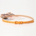 Cintura sottile in pelle arancione vivace per donna con fibbia quadrata opaca coordinata - Giallo