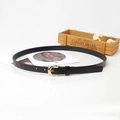 Sottile cintura in pelle PU marrone scuro con fibbia dorata a D su scatola di legno - Nero