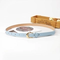 Sottile cintura da donna in pelle azzurra con fibbia dorata elegante e fori regolabili - Azzurro
