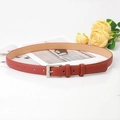 Cintura minimalista in pelle rosso intenso con fibbia rettangolare argento da donna - Rosso Scuro