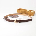 Fine ceinture en cuir marron foncé avec boucle fer à cheval dorée et fini lisse - Café