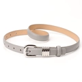 Smalle lichtgrijze kunstlederen riem met zilveren metalen gesp en drie decoratieve ringen - Grijs