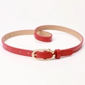 Cinturón fino de cuero PU rojo para mujer con hebilla en C dorada y lazo de metal - Rojo
