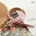 Cinturón fino rosa para mujer con hebilla metálica dorada de diseño minimalista - Rosa
