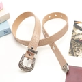 Beiger Gürtel in Krokodil-Optik mit antik gravierter Schnalle und silbernen Metallösen - Khaki