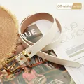 Cinturón minimalista crema para mujer con hebilla dorada pulida y costuras detalladas - Blanco Roto