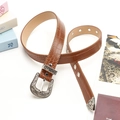 Brauner Ledergürtel mit Krokoprägung und silberner Gürtelschnalle im floralen Vintage-Stil - Camel