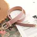 Elegante cintura in pelle rosa da donna con fibbia a ferro di cavallo dorata e punta in metallo - Rosa