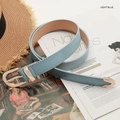 Elegante cintura in pelle azzurra da donna con fibbia dorata e punte in metallo di classe - Azzurro