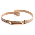 Eleganter beiger Ledergürtel für Damen mit glänzender goldener ovaler Schnalle - Khaki