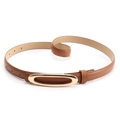 Schlanker brauner Ledergürtel für Damen mit goldener ovaler Schnalle und feiner Naht - Camel