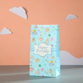 Dettaglio del sacchetto regalo in carta azzurro Happy Birthday con motivi per feste - 24x13x8 / Torta di Compleanno Blu Chiaro