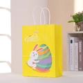 Detalle de bolsa de regalo de Pascua amarilla con diseño de conejo y asas blancas - 15x8x21cm / Amarillo (031-2)