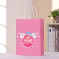 Detalle de una bolsa de regalo rosa para Pascua con conejos y texto de Happy Easter - 15x8x21cm / Rosa (031-3)