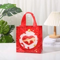 Detalle de bolsa de regalo roja de tela no tejida con corazones y un lazo de cinta champán - Corazones Apilados (4001-2) / 22x11x23cm