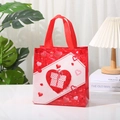 Bolsa de regalo roja de tela no tejida con corazones y asas en un ambiente decorativo - Caja de Regalo Corazón (4001-1) / 22x11x23cm