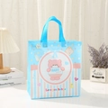 Detail van baby shower geschenktas van vliesstof met blauwe beerprint en strepen - Blauwe Streep Baby Shower Beer Stijl (1004-4) / 29*27*12