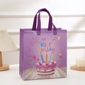 Detailansicht der lila Happy Birthday Geschenktüte aus Vliesstoff mit Tortenmotiv - Groß 36*32*12cm / Lila