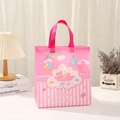 Roze gestreepte non-woven cadeautas met regenboogprint en Welcome Baby tekst voor baby's - Roze Streep Welcome Baby Stijl (1004-1) / 29*27*12