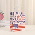 Patriotische USA Geschenktüte aus Kraftpapier mit roten und blauen Sternen und Streifen - Feuerwerk USA Muster (400-3)