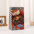 Dettaglio di un sacchetto regalo in carta con stampa monster truck e motivi a scacchi - Stile Monster Truck Fiamma Gialla (H005-9) / 22x13x8