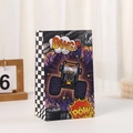 Dettaglio del sacchetto regalo in carta con stampa monster truck e lati a scacchi - Stile Monster Truck Fumetto Viola (H005-10) / 22x13x8