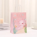 Vista detallada de bolsa de regalo rosa de papel con lindo axolotl y motivo oceánico - Estilo Rosa (428-1) / 21x15x8cm