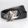 Dettaglio della fibbia vintage con teschio e ossa su cintura nera con goffratura - 110 / Stile Teschio Pirata - Nero