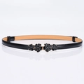 Damen Schmaler Gürtel in Schwarz mit goldener Pflaumenblüte und glänzender Lacklederoptik - Schwarz