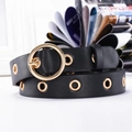 Ceinture chic en cuir noir pour femme avec œillets métalliques dorés et boucle ronde - 105 / Noir