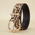 Dettaglio della cintura leopardata con fibbia rotonda dorata su sfondo beige - 105cm / Stampa Leopardata Oro