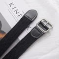 Ceinture tressée noire élastique avec boucle argentée mate sur un fond minimaliste - Boucle Carrée Noir