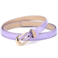 Cinturón fino de charol lavanda para mujer con hebilla dorada y grabado floral - 100cm / Morado