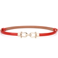 Sottile cintura da donna in pelle rossa con elegante fibbia in metallo dorato a U - Stile Fibbia a Ferro di Cavallo / Rosso