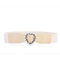 Dettaglio dell'elegante fibbia a cuore con perle su una cintura elastica beige da donna - Bianco