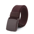 Gros plan sur une ceinture tactique en nylon marron foncé avec boucle en plastique - Café
