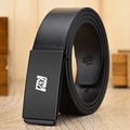 Heren zwarte lederen riem met gladde metalen gesp en wit geometrisch logo-ontwerp - Midden Gladde Gesp Stijl / Zwart