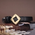 Cintura sottile in pelle nera da donna con fibbia geometrica dorata raffinata - 100 / Nero