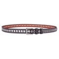 Detail van zwarte lederen riem met zilveren metalen oogjes en gepolijste metalen gesp - koffiekleur / 105cm