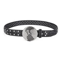 Dettaglio della fibbia mappamondo con strass su una cintura nera in stile punk - Nero / 115cm