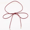 Fine corde de taille tressée rouge avec embouts dorés nouée en un nœud décoratif chic - Rouge
