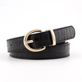Cintura da donna in pelle nera con stampa coccodrillo e fibbia in metallo dorato su sfondo bianco - Lunghezza 107 Larghezza 2.3 / Nero