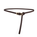 Eleganter brauner schmaler Ledergürtel für Damen mit goldener Metall-Doppelringschnalle auf Weiß - Kaffeebraun