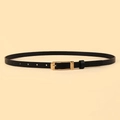 Dettaglio della cintura sottile in pelle nera con fibbia rettangolare in lega dorata - 102cm x 1.4cm / Nero